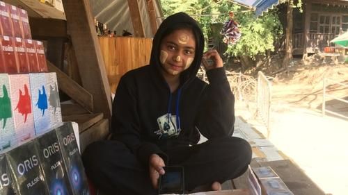 Девочка на пограничном рынке использует традиционный бирманский крем Танака, сделанный из перемолотой коры дерева. Он защищает кожу от солнца.