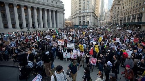 Протестующие перед зданием суда на Манхэттене, где судят Махмуда Халила. 10 марта 2025 г.