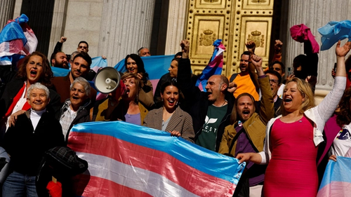 Министерка по делам равенства Испании Ирене Монтеро (в центре) празднует вместе с ЛГБТК+ активистами после принятия нового закона о правах трансгендерных людей