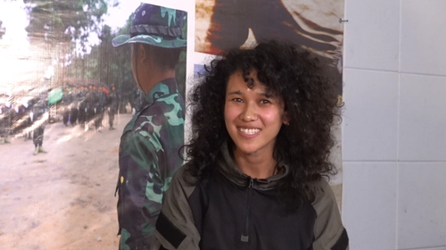 В Мьянме проживают 135 народностей, объединенных в восемь этнических групп. У каждой из них сформированы собственные армии и администрации