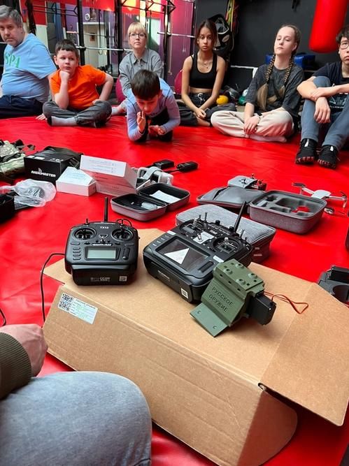 Воспитанники ПВПК «ZOV» обучаются работе с дронами.