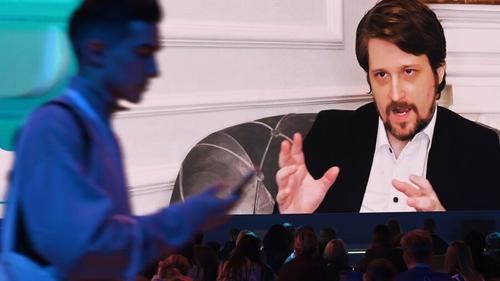 Сноуден на марафоне «Новое знание» в Москве в 2021 году.