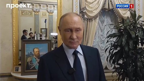 Кадр из кремлевской квартиры Путина с портретом Александра III на фоне